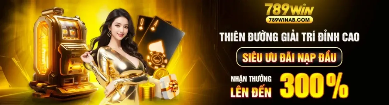 Bàn Baccarat với các lá bài và chip, thể hiện chiến lược chơi tại vj88 trang chủ chính thức